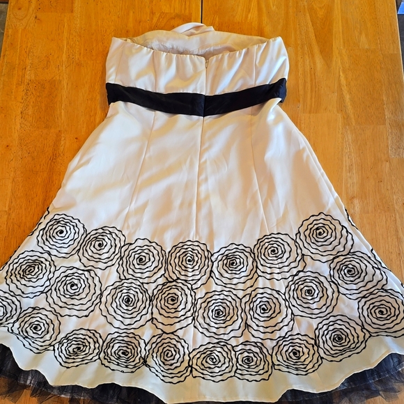 Formal Retro Strapless Dresss - Picture 2 of 2